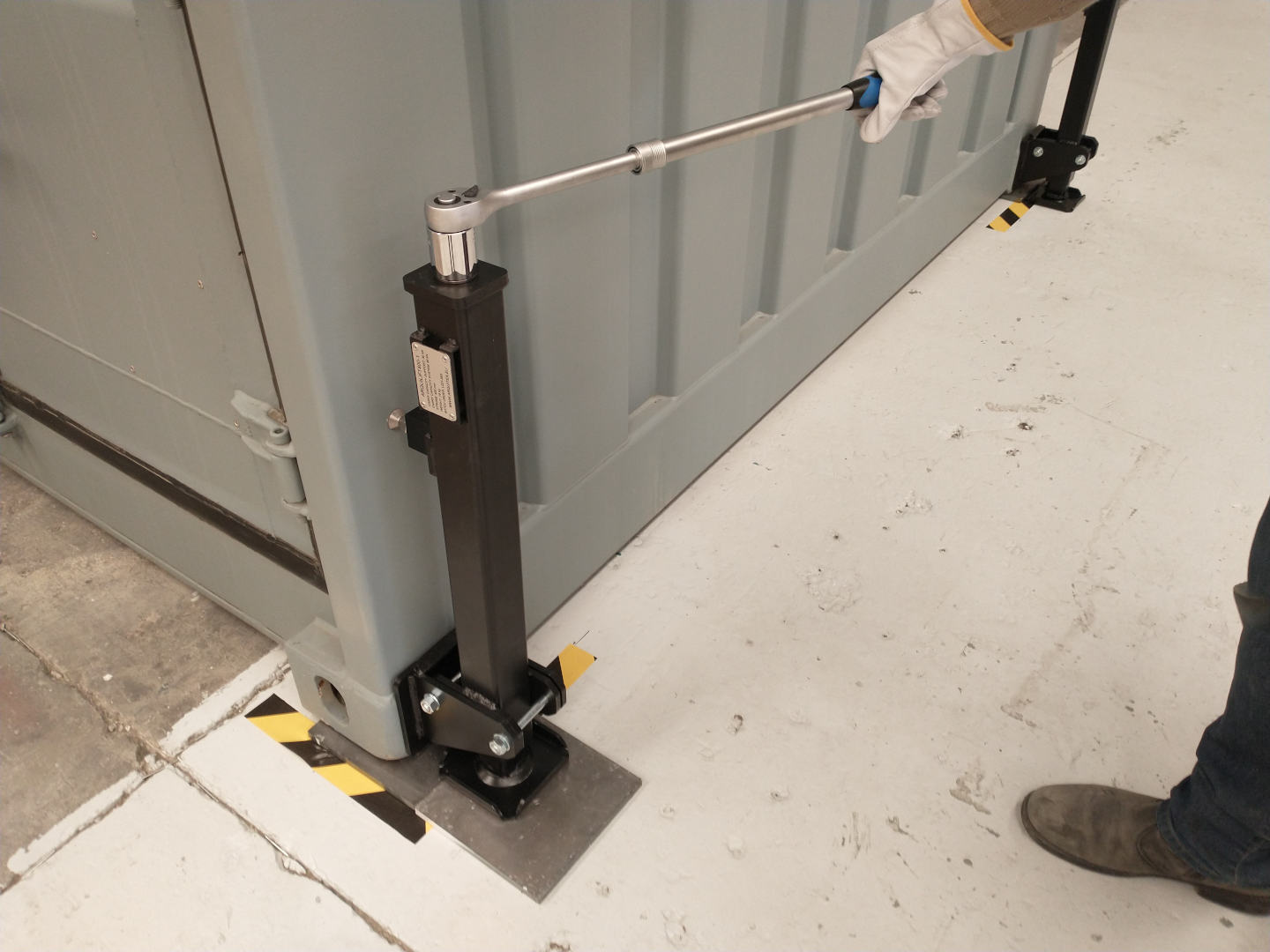 Leveling jacks for containers
